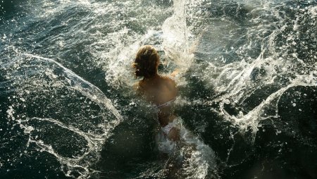 Девушка тонет