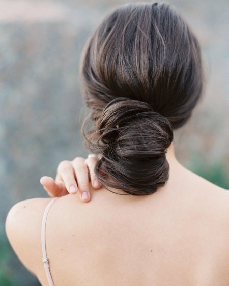Прическа с пучком на затылке