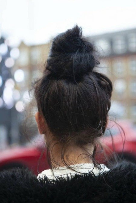 Девушка с пучком