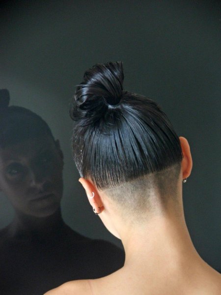 Стрижка с выбритым затылком