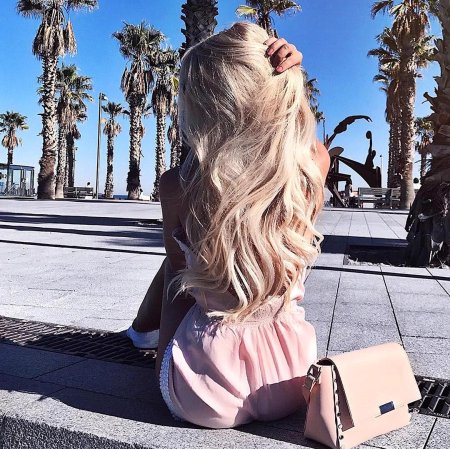 Стильная блондинка с длинными волосами