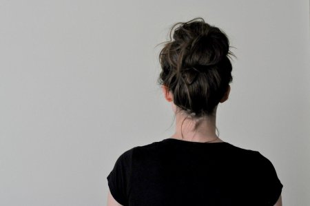 Девушка с пучком