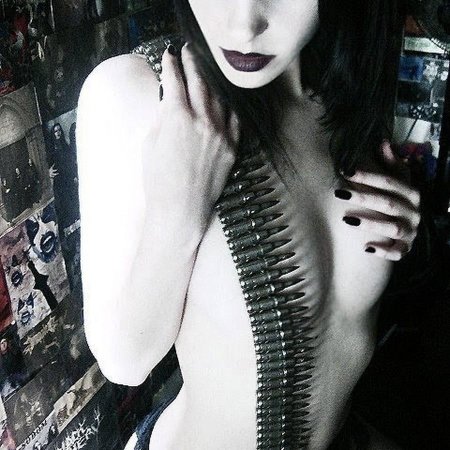 Девушка в металле