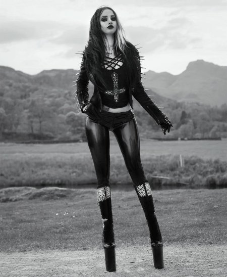 Анахита металлистка