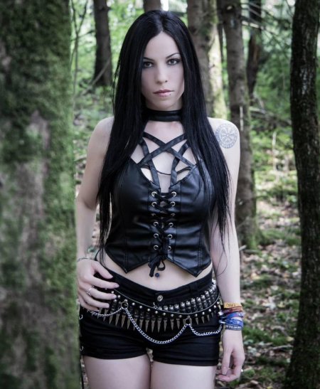 Блэк металлистка Анахита
