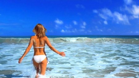 Девушки на море в купальниках со спины