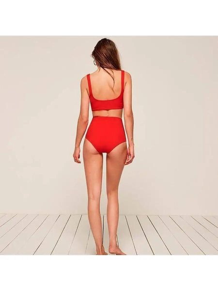 Девушка в Красном купальнике сзади