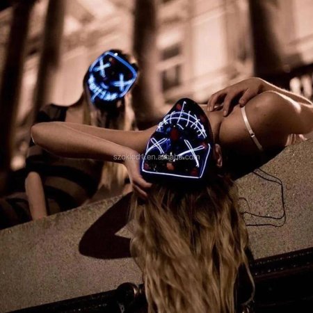 Девушка в неоновой маске