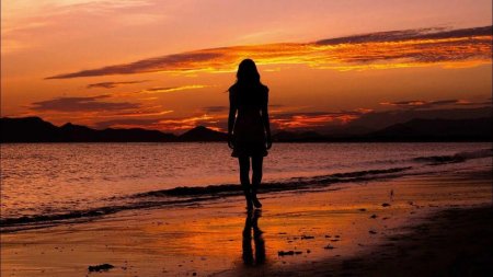 Девушка на закате у моря