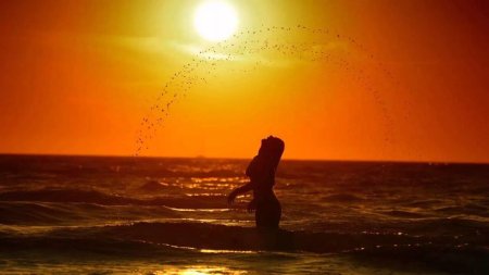 Девушка на закате