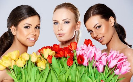 Девушка с тюльпанами