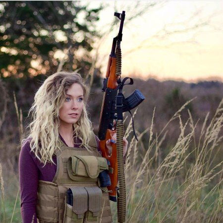 Девушка с оружием