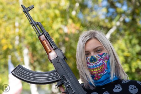 Девушка с автоматом Калашникова