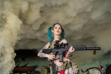 Девочка с автоматом