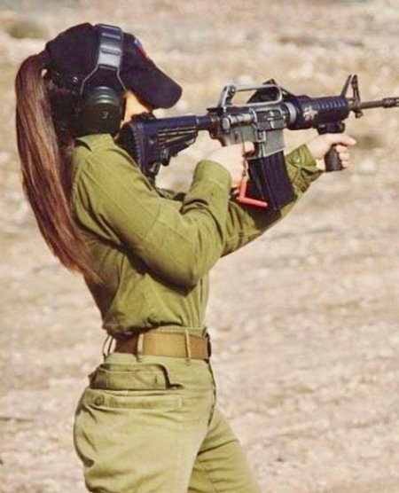 Красивая женщина с автоматом
