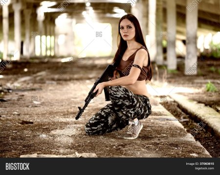 Девушка с АК 74