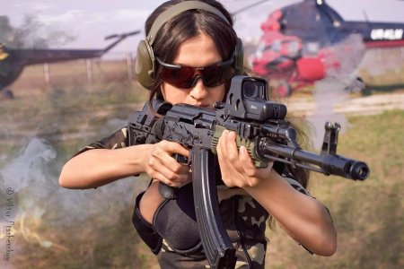 Девушка с оружием