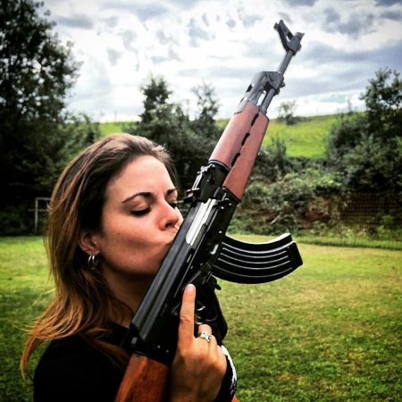 Девушка с калашом