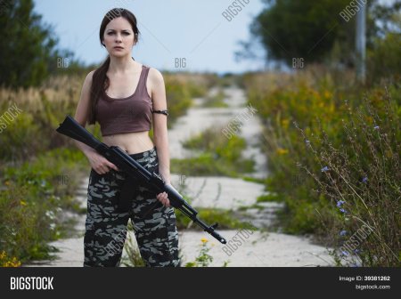 Кира Рудык с автоматом