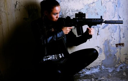 Красивые девушки с оружием