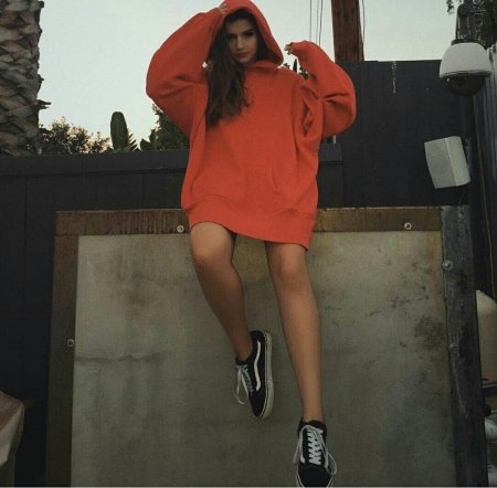 Девушка в худи