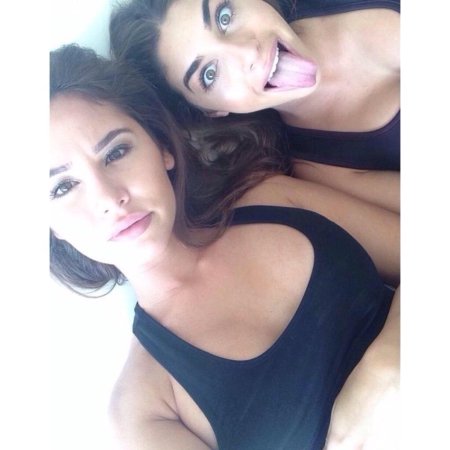 Две девушки селфи