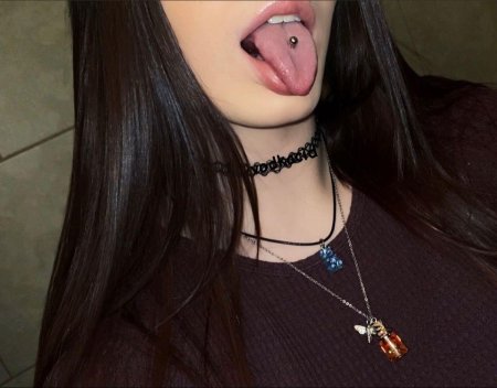 Красивые девушки с языком