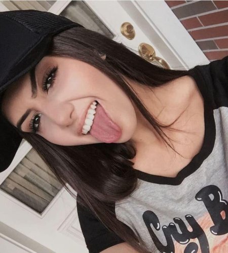 Девушка с языком