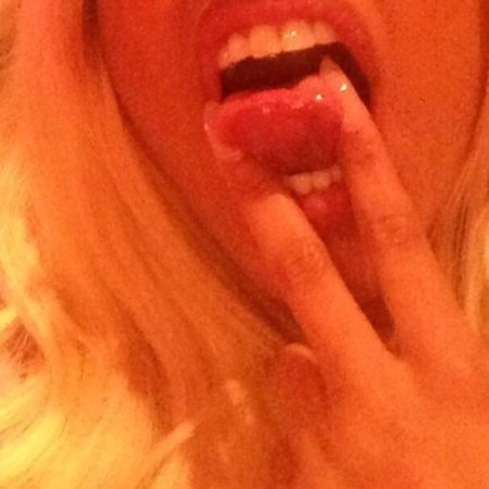 Девушка с языком