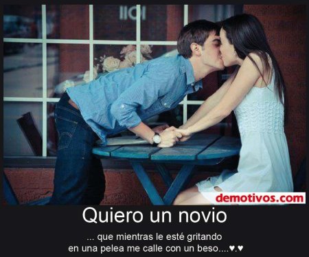 Парень целует девушку