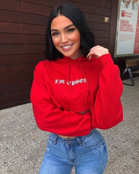 Девушка в красной толстовке