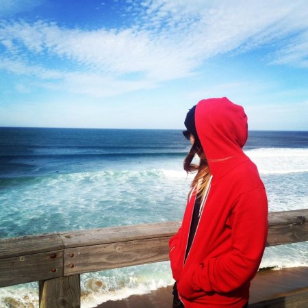 Девушка в капюшоне