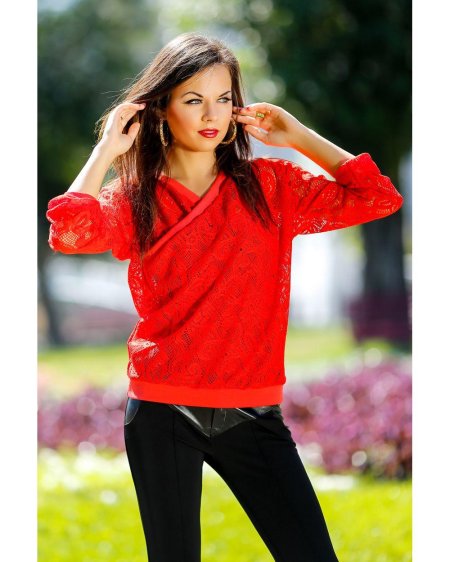 Девушка в красной кофте