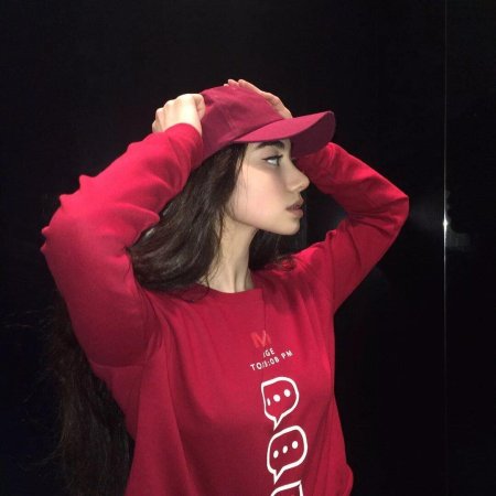 Девушка в красной кофте