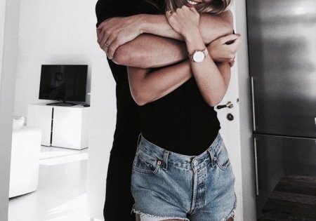 Парень обнимает девушку