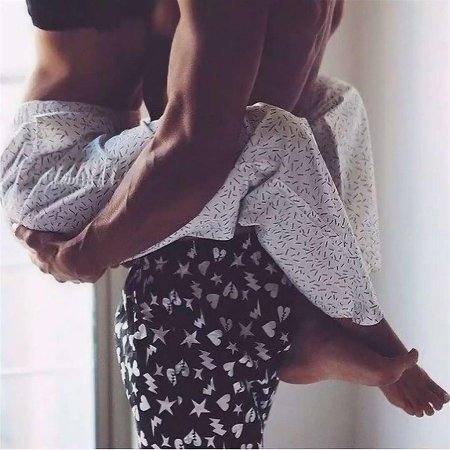 Обхватила его ногами