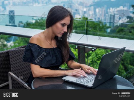 Девушка за ноутбуком в кафе