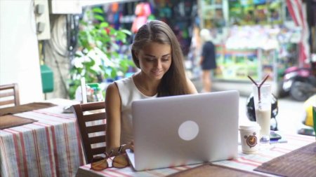 Девушка с макбуком в кафе