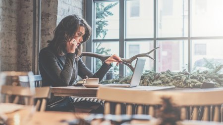 Девушка с ноутбуком в кафе