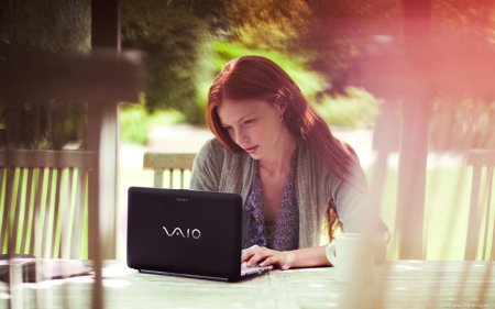 Девушка с ноутом