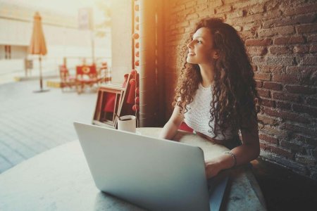 Девушка за ноутом