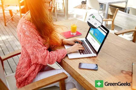 Девушка с ноутом