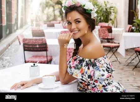 Девушка в кафе улыбается