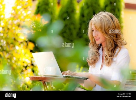 Девушка с ноутом на природе