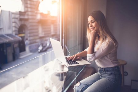 Девушка с ноутбуком в кафе