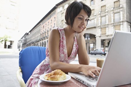 Девушка с ноутом