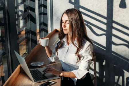 Девушка с ноутбуком в кафе