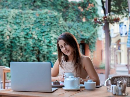 Девушка с ноутбуком