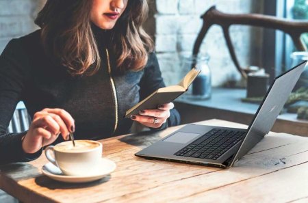 Девушка с ноутбуком в кафе