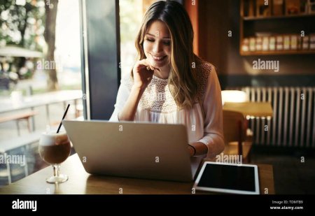 Девушка с ноутбуком в кафе